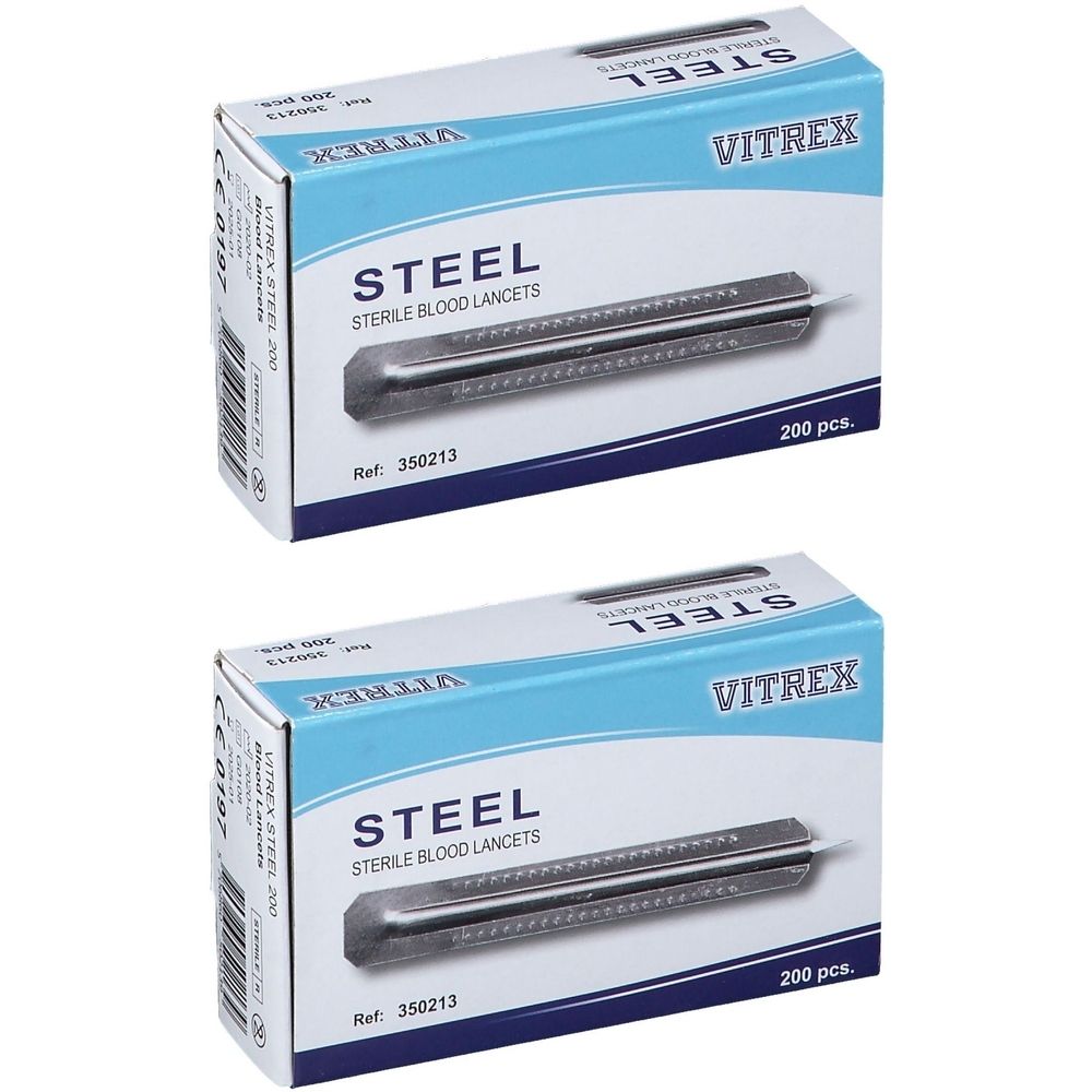 Zwei Schachteln mit Stahl-Blutlanzetten. Aufschrift: STEEL, STERILE BLOOD LANCETS, VITREX. Jede Schachtel enthält 200 Stück.
