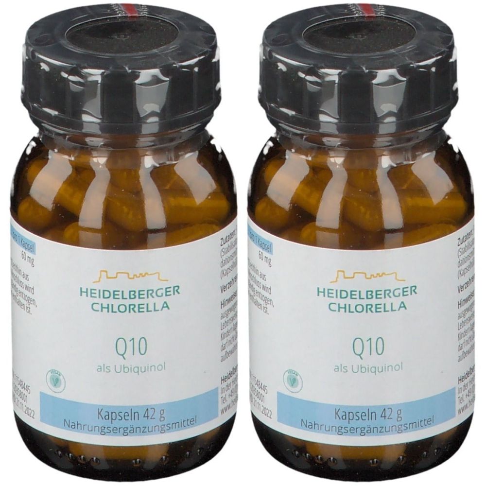 Zwei braune Glasflaschen mit schwarzen Deckeln. Auf den Etiketten steht "HEIDELBERGER CHLORELLA Q10 als Ubiquinol Kapseln".