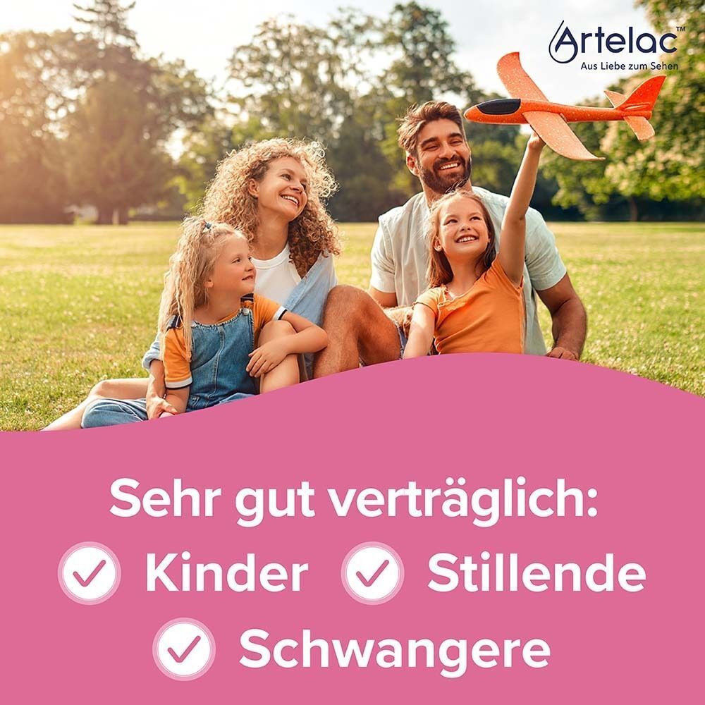 Familie im Freien: Eltern und zwei Kinder spielen mit Flugzeug.