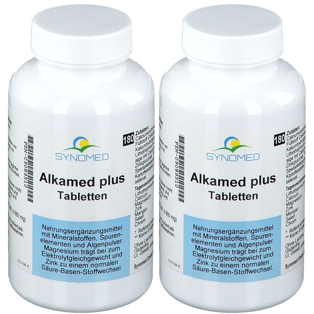 Zwei weiße Flaschen mit SYNOMED Alkamed plus Tabletten. Aufschrift: Nahrungsergänzungsmittel mit Mineralstoffen, Spurenelementen und Algenpulver.