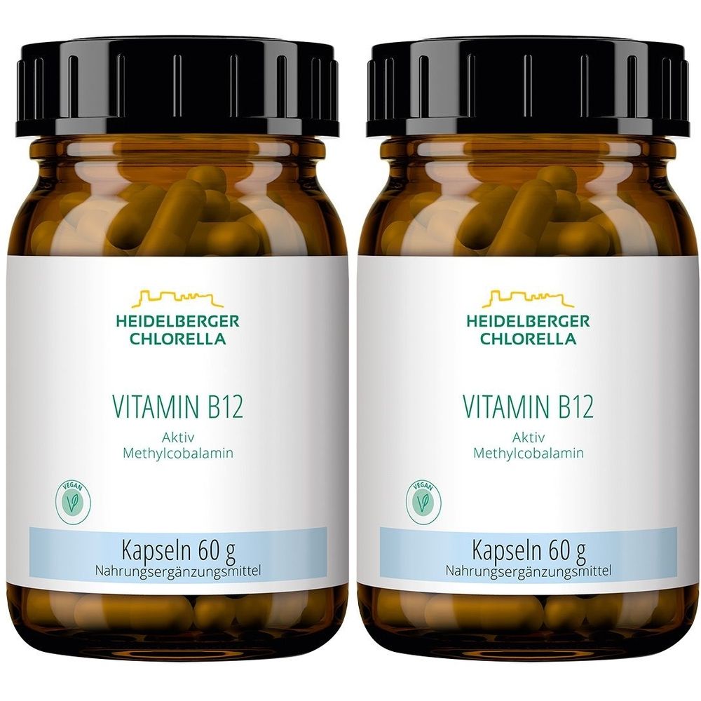 Zwei Flaschen Heidelberger Chlorella Vitamin B12 Kapseln. Braune Glasflaschen mit schwarzen Deckeln und weißen Etiketten. Aufschrift: Vitamin B12, Kapseln 60 g.