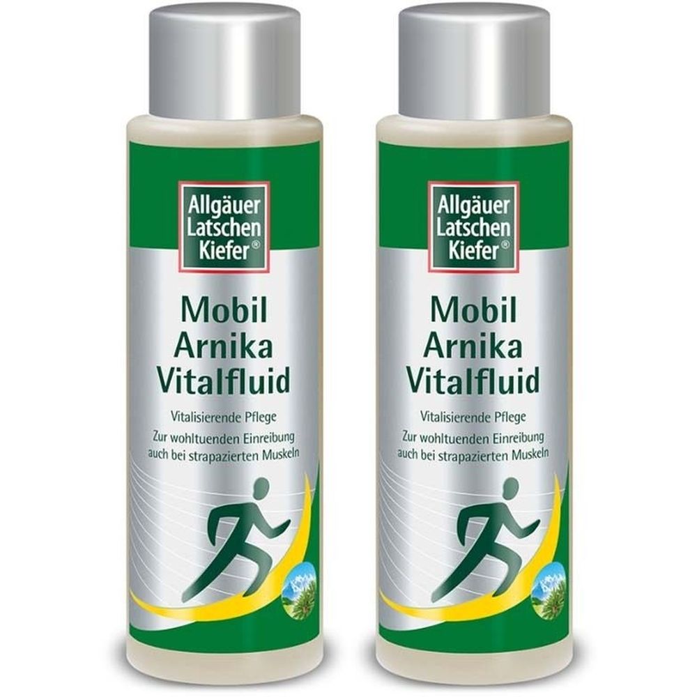 Zwei Flaschen Allgäuer Latschenkiefer Mobil Arnika Vitalfluid. Grün-silberne Etiketten mit Produktnamen und Logo. Silberne Kappen.