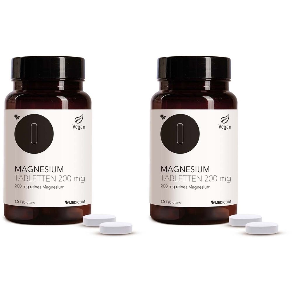 Zwei Flaschen MEDICOM® Magnesium Tabletten 200 mg. Braune Flaschen mit schwarzen Deckeln und weißen Etiketten. Vegan-Siegel.