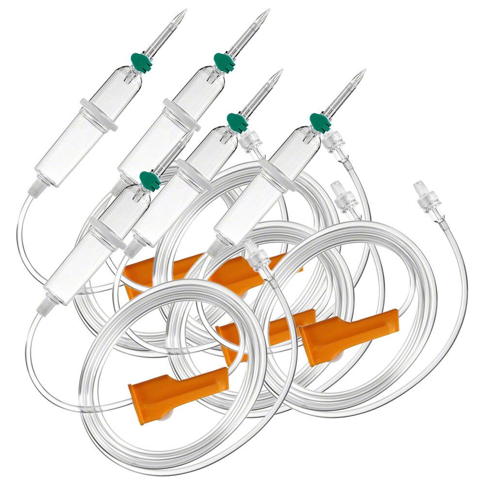 Mehrere Infusionsbestecke mit Tropfkammer, transparenten Schläuchen und orangefarbenen Konnektoren. Grüne Ventile.