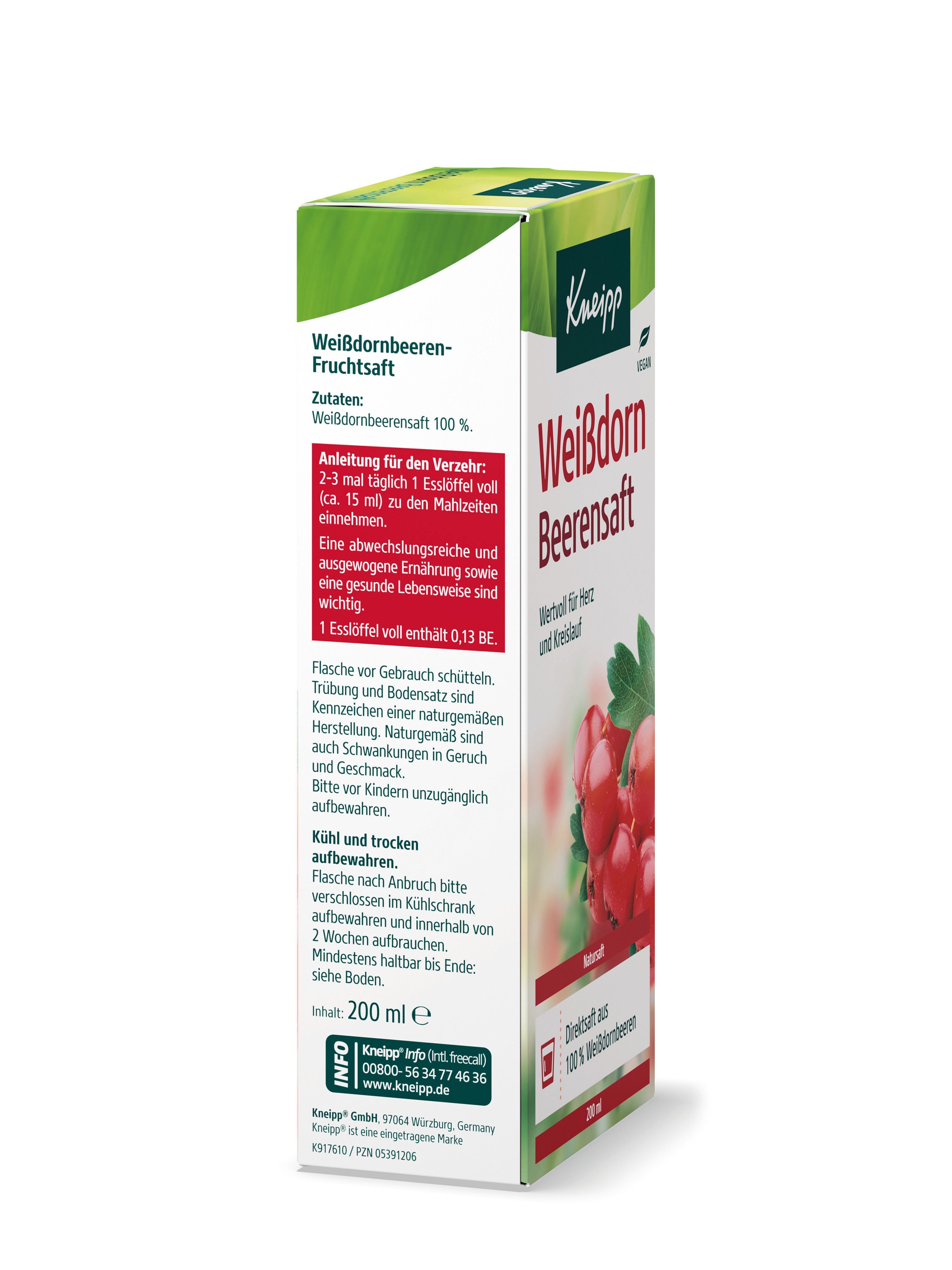 Eine Schachtel Kneipp Weißdorn Beerensaft, geöffnet und leicht schräg gestellt. Die Schachtel zeigt Produktinformationen und rote Beeren.