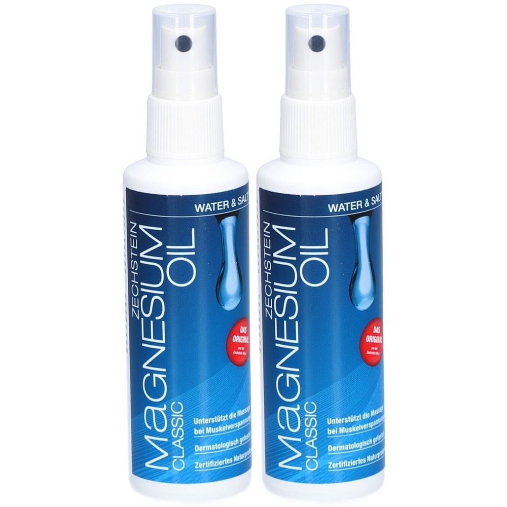 Zwei weiße Sprühflaschen mit blauer Etikettierung. Aufschrift: Zechstein Magnesium Oil Classic. Mit Tropfensymbol.