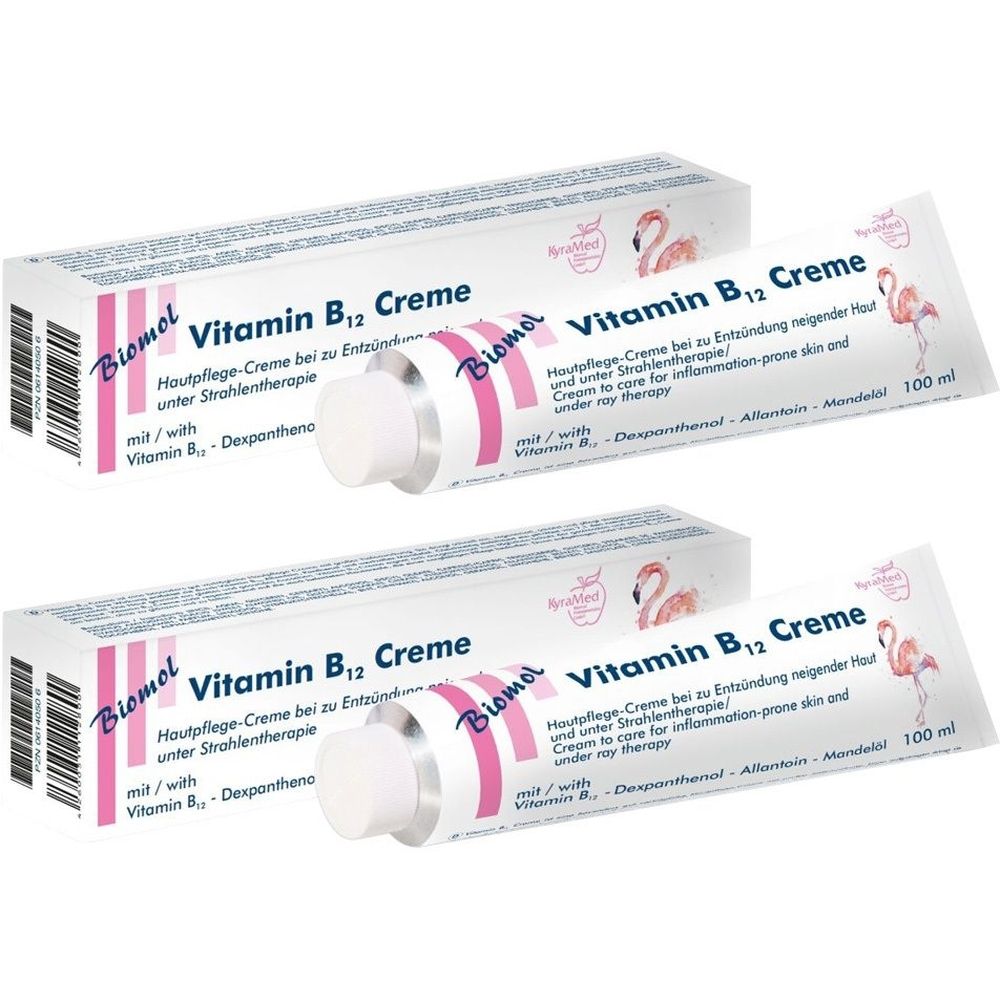 Zwei Tuben und Schachteln Vitamin B12 Creme. Aufschrift: Biomol, Vitamin B12 Creme. Rosa und weiße Verpackung mit Flamingo-Logo.