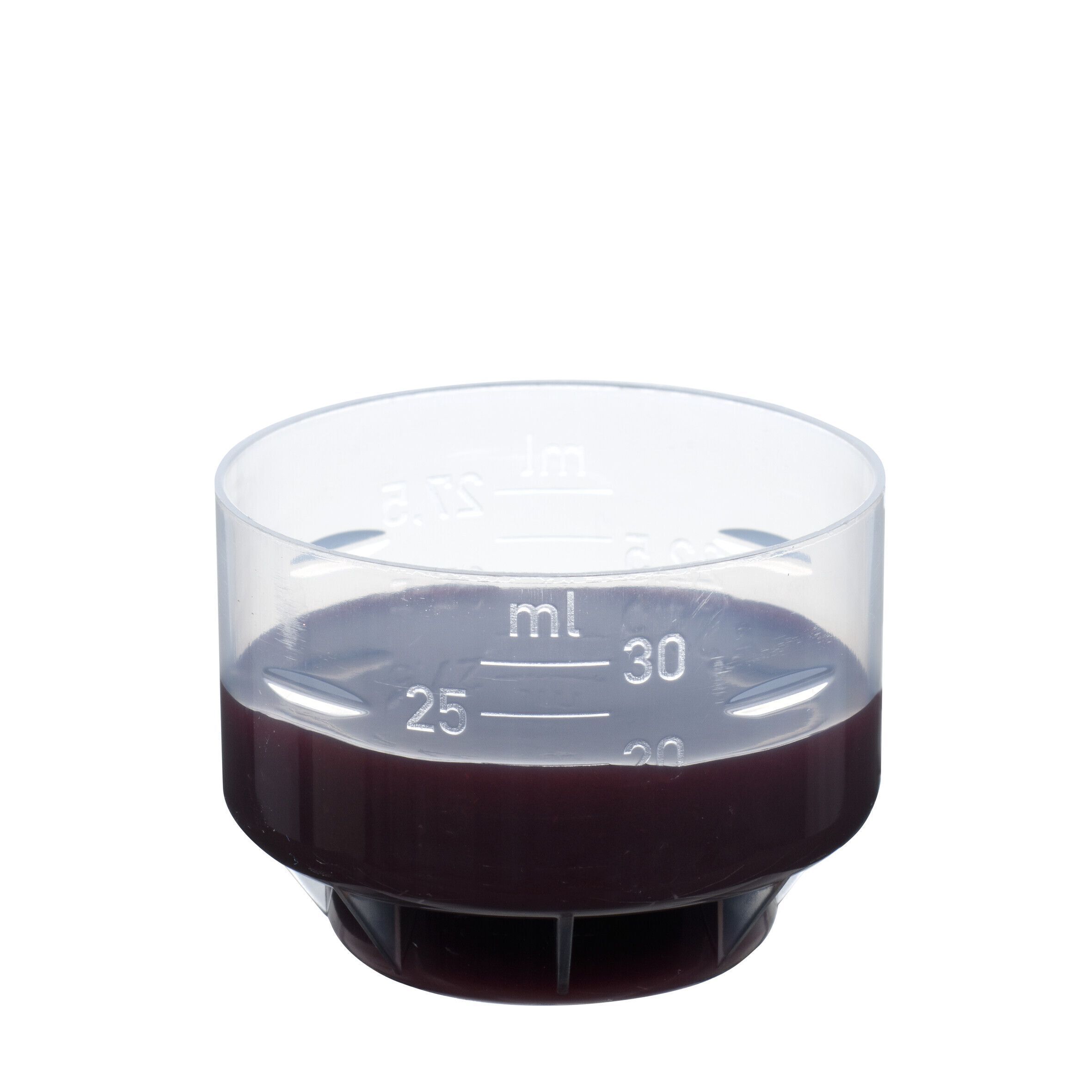 Ein durchsichtiger Messbecher mit dunkler Flüssigkeit und Markierungen für 25 ml und 30 ml.