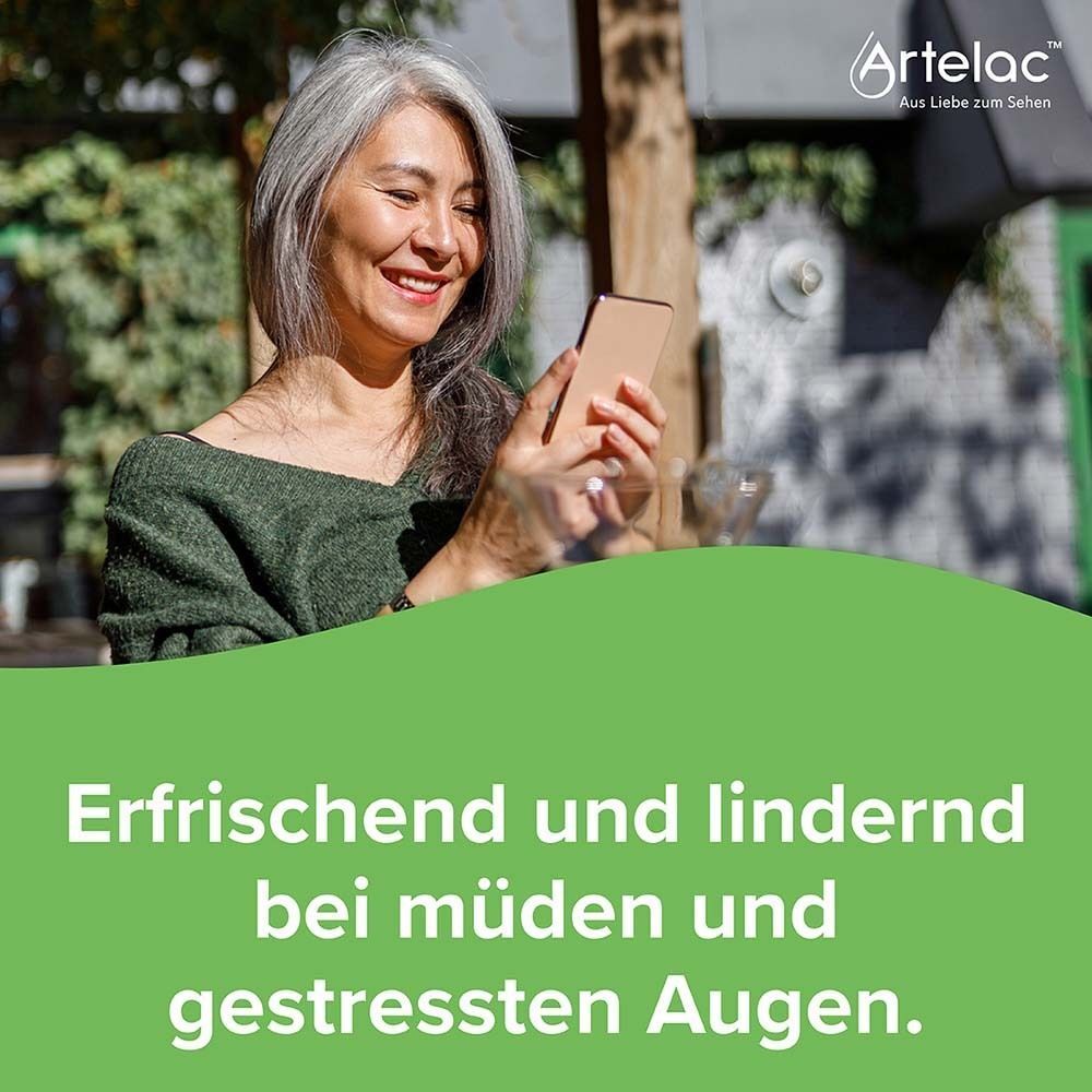 Lächelnde Frau mit grauen Haaren blickt auf ein Smartphone, mit Artelac Logo.