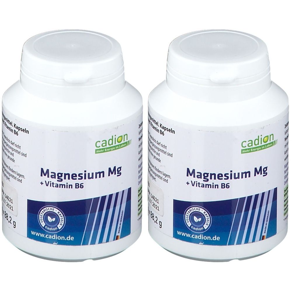 Zwei weiße Flaschen mit Schraubverschluss. Aufschrift: Magnesium Mg + Vitamin B6. Marke: cadion. Mit blauem Streifenmuster und Qualitätszeichen.