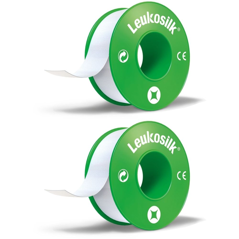 Zwei Rollen Leukosilk-Klebeband. Grün-weiße Rollen mit Aufschrift Leukosilk und CE-Zeichen. Das Klebeband ist teilweise abgerollt.