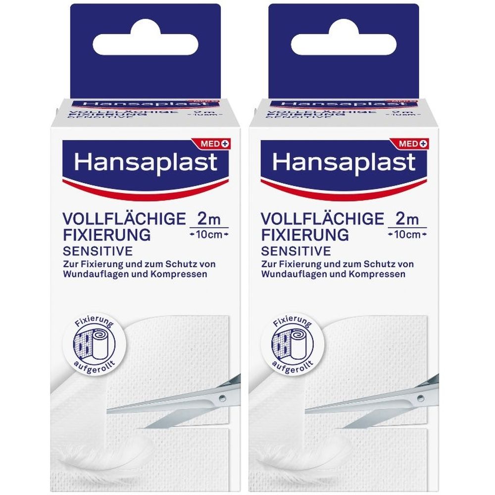 Zwei Packungen Hansaplast Fixierpflaster. Weiße Verpackung mit blauem Aufhänger. Text: VOLLFLÄCHIGE FIXIERUNG SENSITIVE, 2m x 10cm. Abbildung einer Rolle Pflaster.