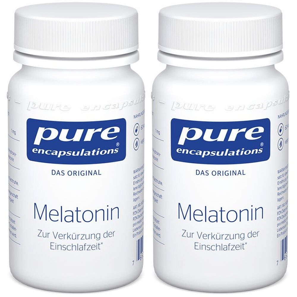Zwei weiße Flaschen mit Schraubverschluss. Aufschrift: pure encapsulations, Melatonin. Text: Zur Verkürzung der Einschlafzeit.