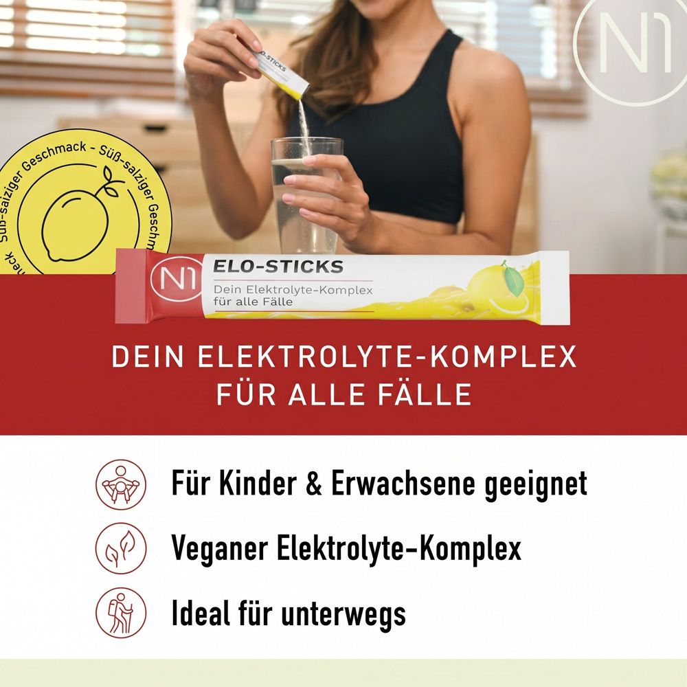 Frau mischt N1 Elo-Sticks Pulver in ein Glas Wasser. "Dein Elektrolyt-Komplex für alle Fälle".