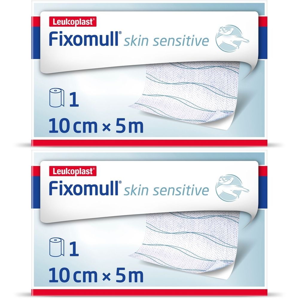 Verpackung mit zwei Rollen Fixomull skin sensitive. Aufschrift: Leukoplast, 10 cm x 5 m. Rolle mit blauem Muster.