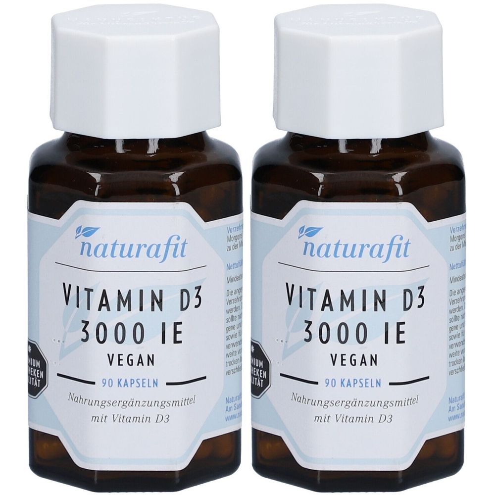 Zwei Flaschen naturafit Vitamin D3 3000 IE. Braune Glasflaschen mit weißen Deckeln und Etiketten. Aufschrift: Vegan, 90 Kapseln.
