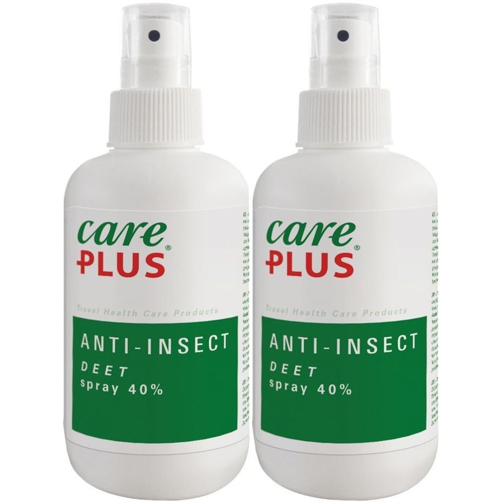 Zwei weiße Sprühflaschen mit grünen Etiketten. Aufschrift: care PLUS, Anti-Insekt, DEET Spray 40%.
