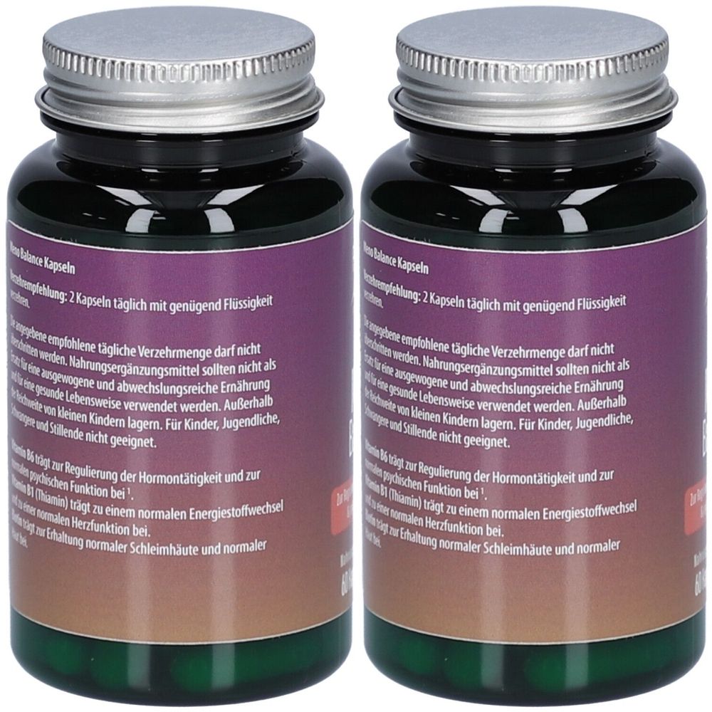 Zwei Flaschen mit Kapseln. Dunkle Flaschen mit silbernen Deckeln und Etiketten mit Text. Aufschrift: Meno Balance Kapseln.