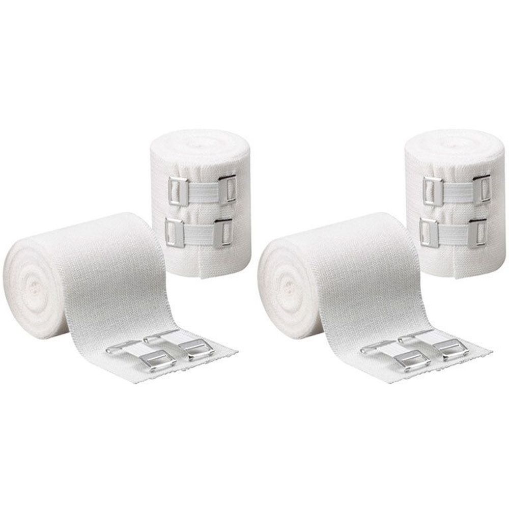 Vier weiße Bandagen mit Metallverschlüssen. Zwei Bandagen sind abgerollt, die anderen aufgerollt. Auf hellem Hintergrund.
