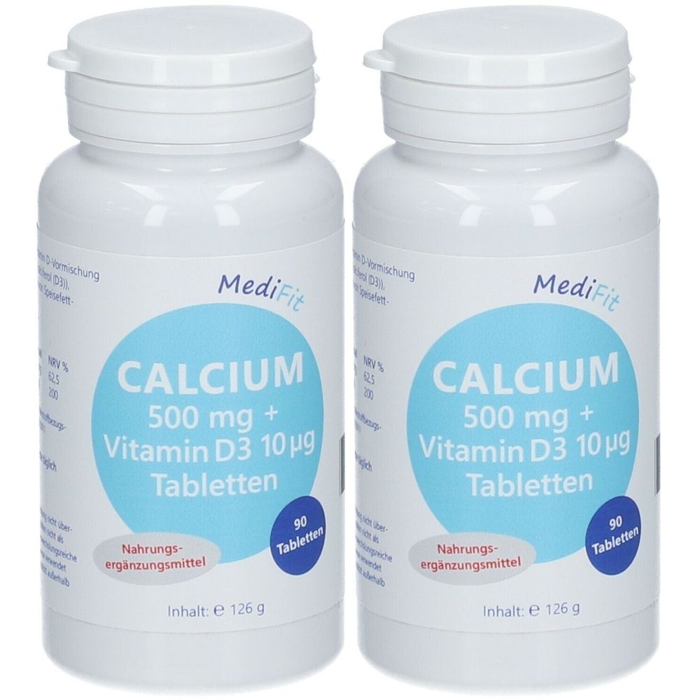 Zwei weiße Tablettenflaschen mit blauem Etikett. Aufschrift: Calcium 500 mg + Vitamin D3 10 µg Tabletten MediFit. 90 Tabletten.