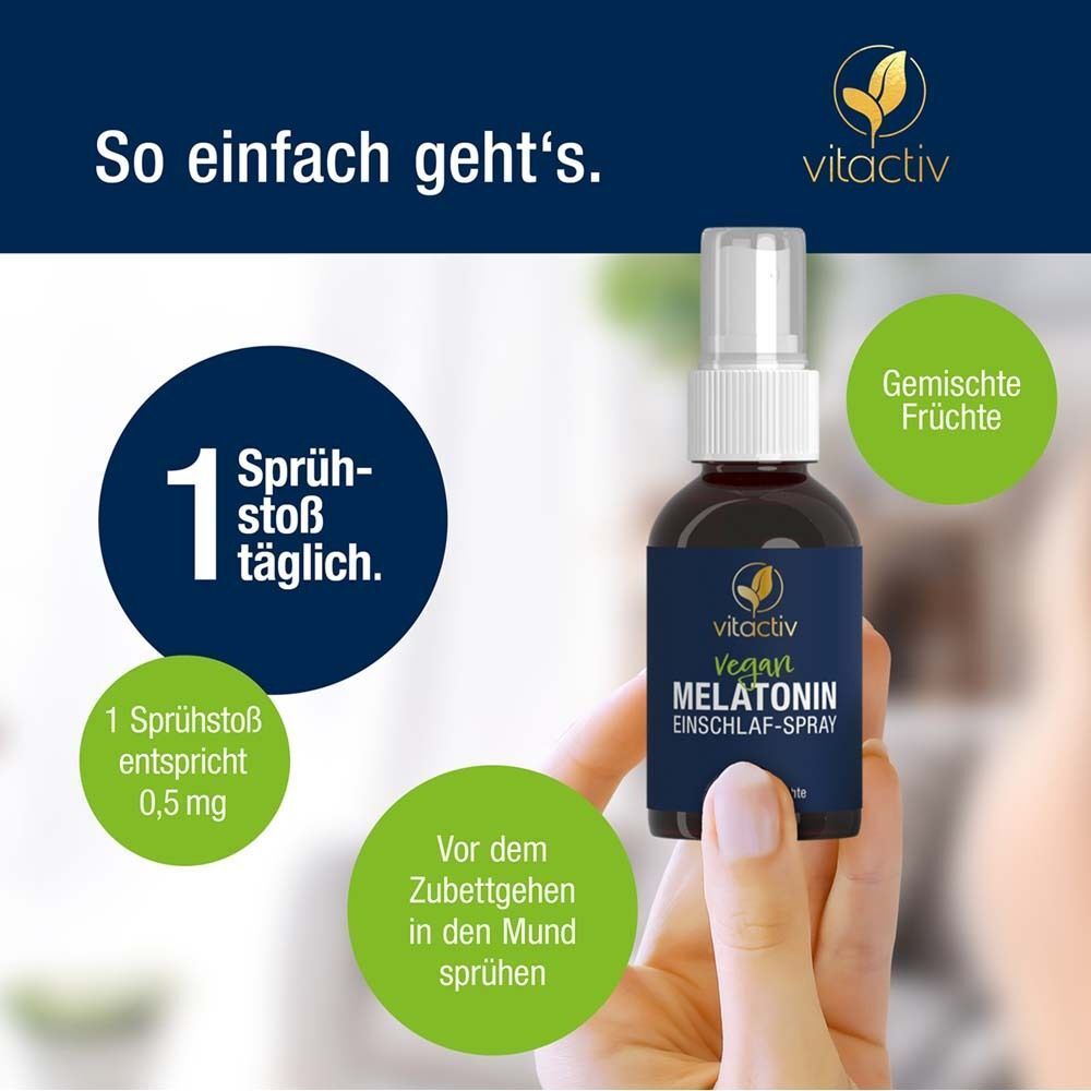 Hand hält Vitactiv Vegan Melatonin Einschlaf-Spray. "1 Sprühstoß täglich. Gemischte Früchte."