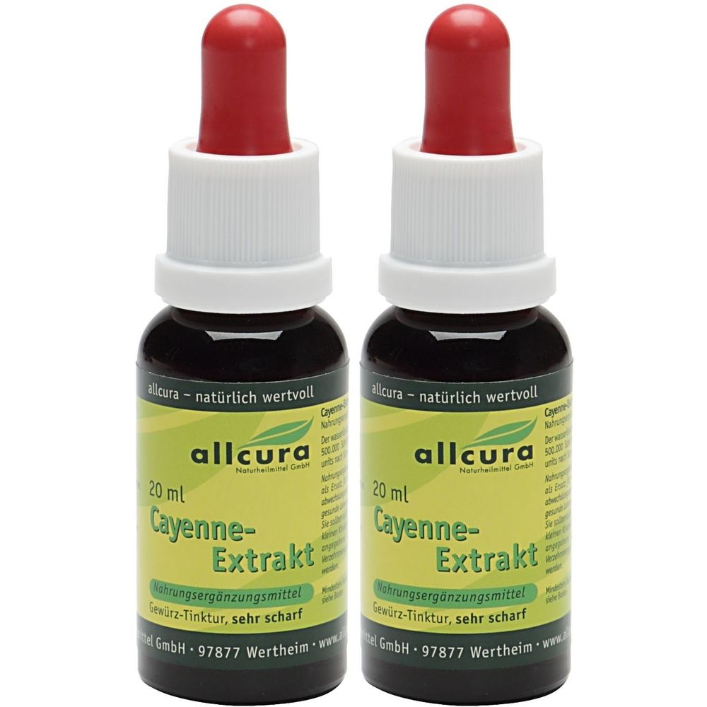 Zwei Flaschen allcura Cayenne-Extrakt. Braune Flüssigkeit in Glasflaschen mit weißen Verschlüssen und roten Pipetten. Gelbe Etiketten mit Text.
