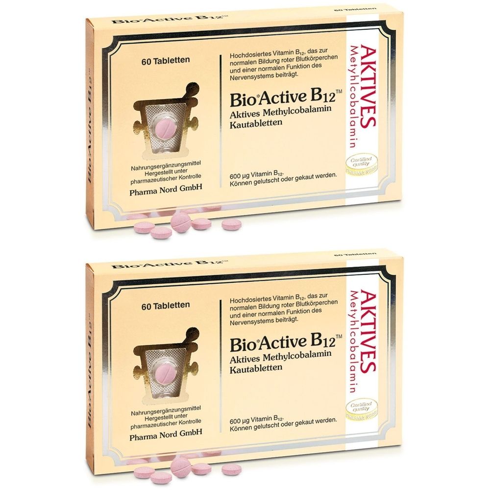 Zwei Schachteln Bio Active B12 Kautabletten. Jede Schachtel enthält 60 Tabletten. Rosa Tabletten liegen vor den Schachteln.