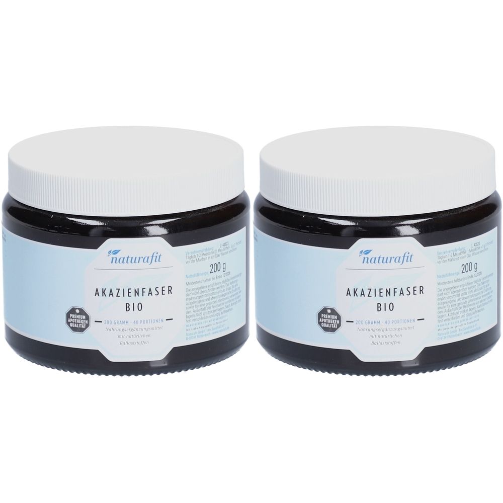 Zwei Dosen naturafit AKAZIENFASER BIO. Schwarze Gläser mit weißen Deckeln und blauen Etiketten. Aufschrift: AKAZIENFASER BIO.