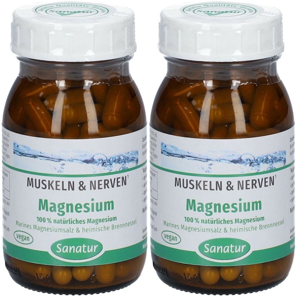 Zwei Glasflaschen mit Kapseln. Auf den Etiketten steht "Muskeln & Nerven Magnesium" und "Sanatur".