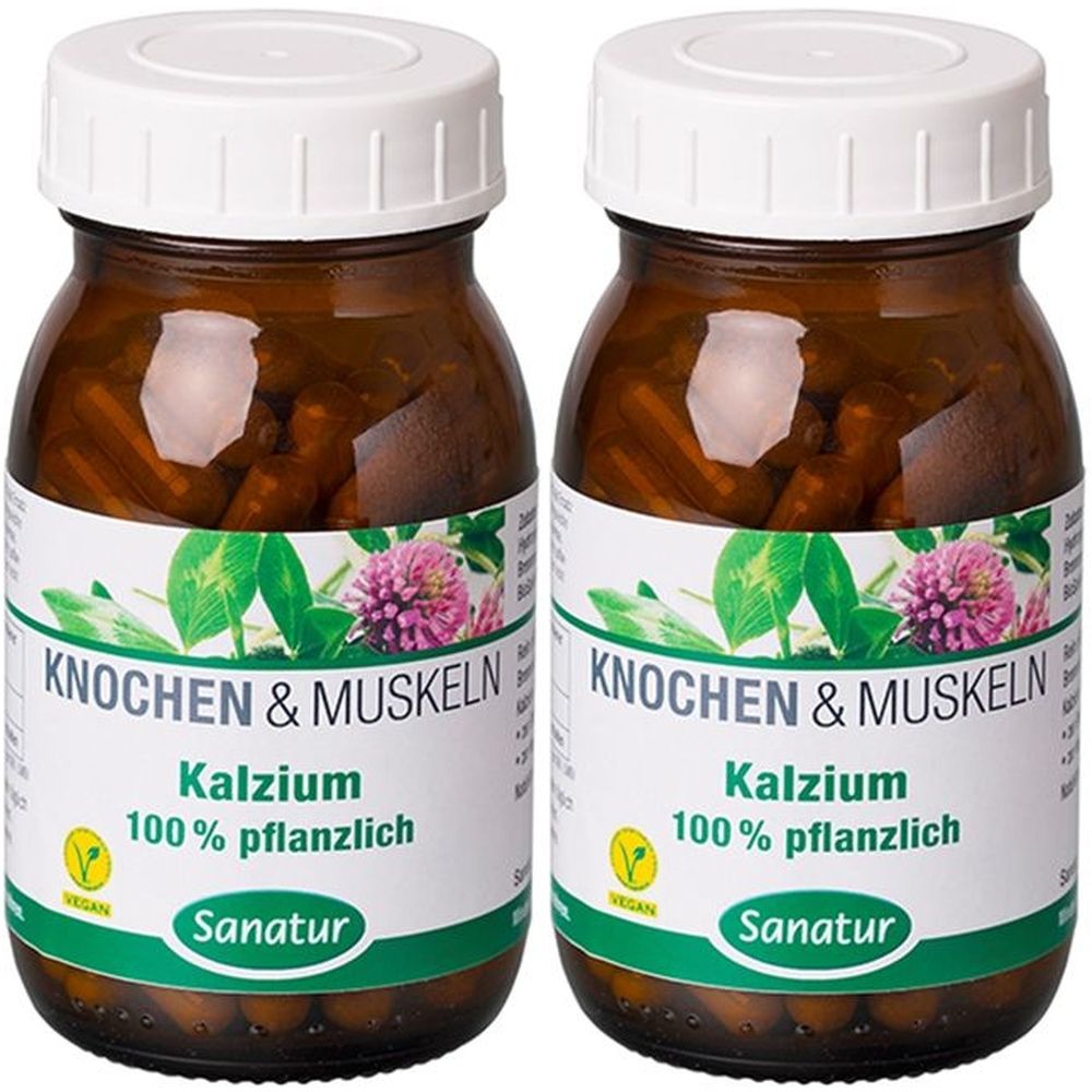 Zwei braune Glasflaschen mit weißen Deckeln. Auf den Etiketten steht "Knochen & Muskeln Kalzium 100% pflanzlich" und "Sanatur". Vegan-Siegel.