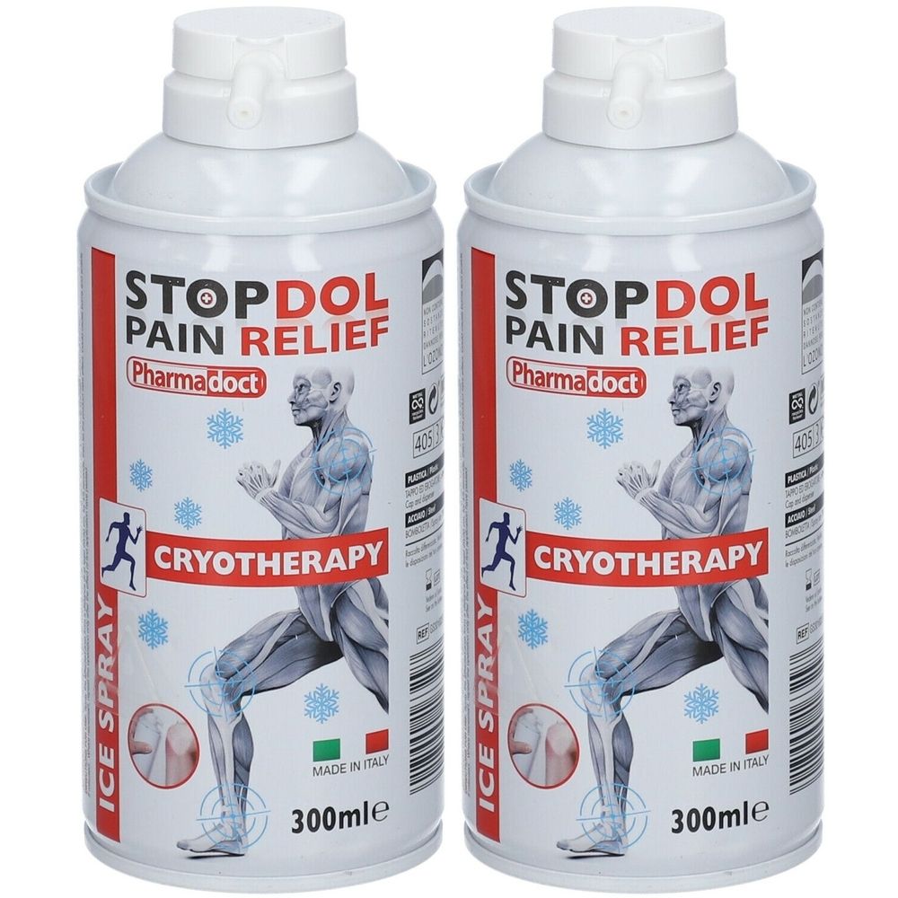Zwei weiße Sprühdosen mit roter und blauer Beschriftung. Aufschrift: STOPDOL PAIN RELIEF, Cryotherapie, Ice Spray. Hergestellt in Italien. 300 ml.