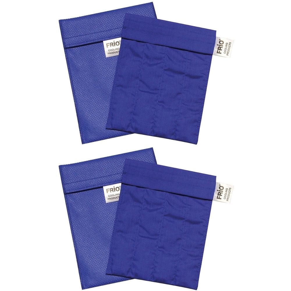 Vier blaue FRIO Kühltaschen. Jede Tasche hat ein Etikett mit dem Markennamen. Die Taschen sind rechteckig und haben eine Falte.