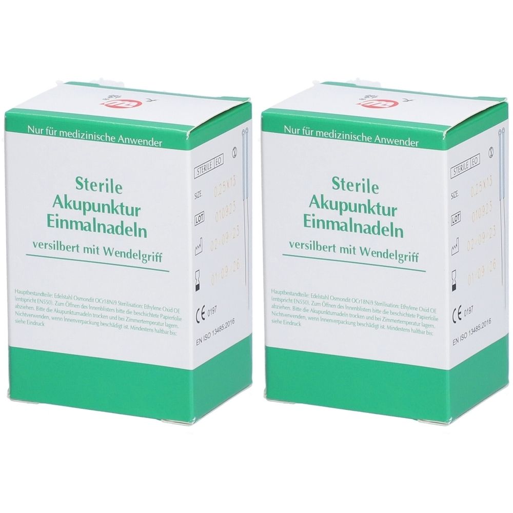 Zwei Schachteln mit sterilen Akupunkturnadeln. Text: Sterile Akupunktur Einmalnadeln, versilbert mit Wendelgriff. Grün-weiße Verpackung.
