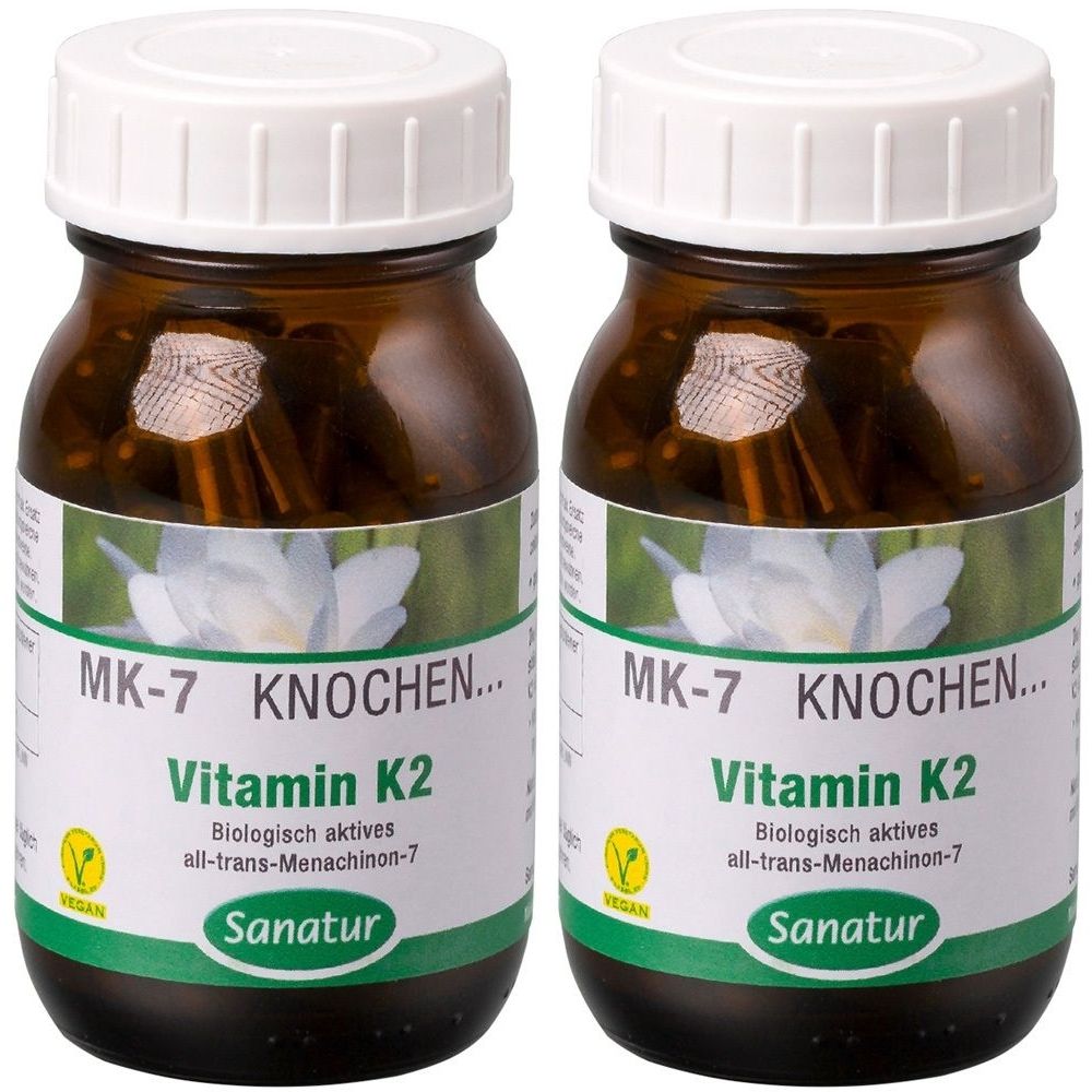 Zwei braune Glasflaschen mit weißen Deckeln. Auf den Etiketten steht "Vitamin K2" und "Sanatur". Vegan-Siegel.