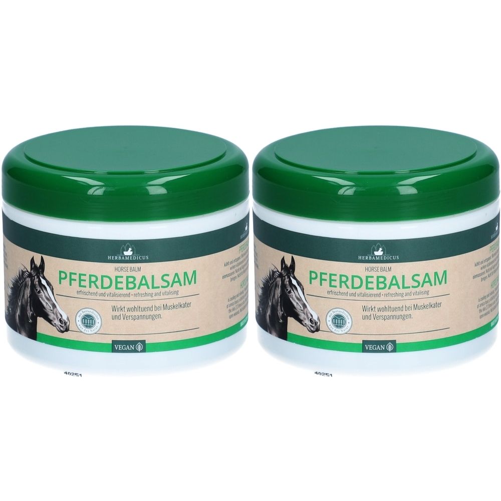 Zwei runde Tiegel mit grünem Deckel. Aufschrift: PFERDEBALSAM. Logo: Pferdekopf. Vegan-Siegel.