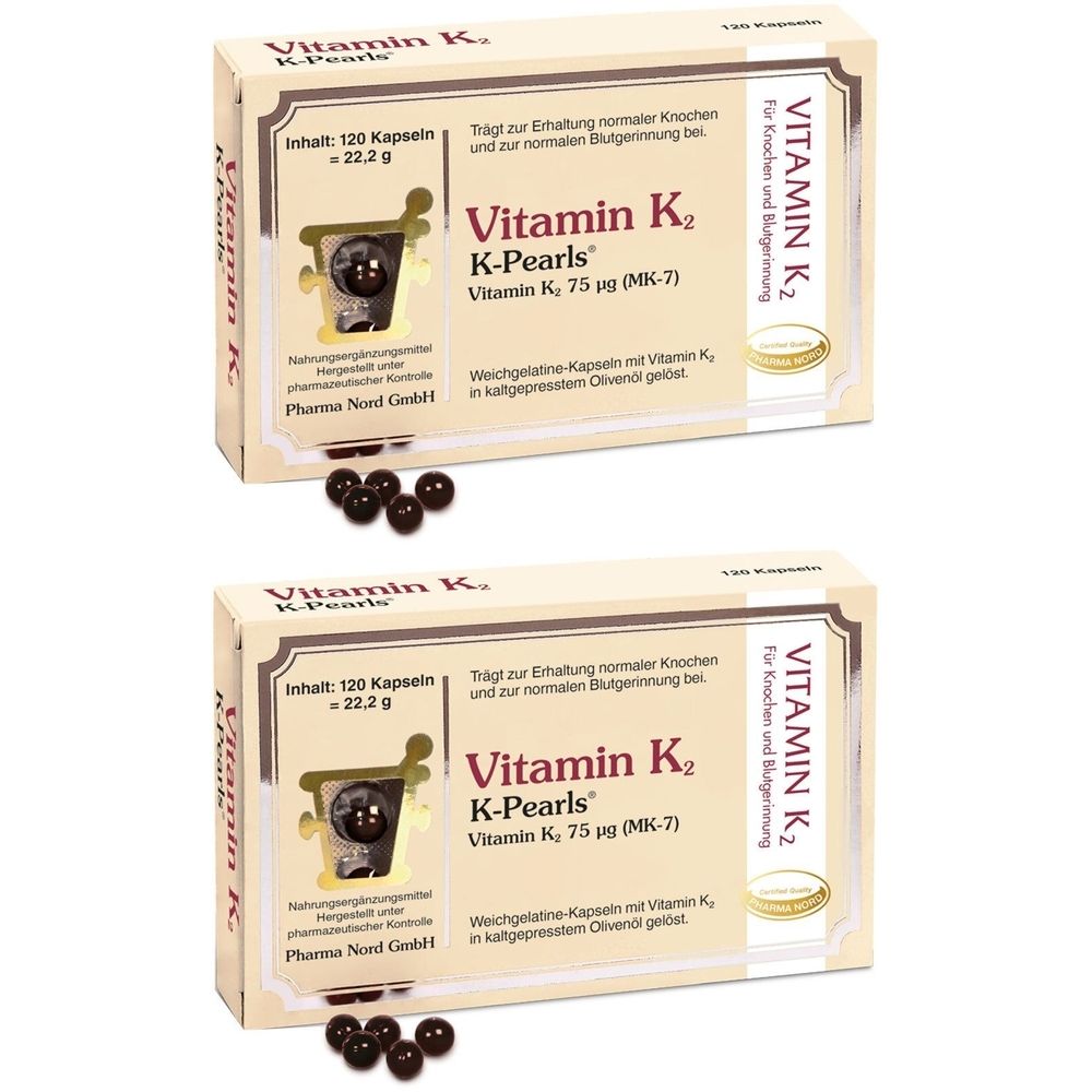 Zwei Schachteln Vitamin K2 K-Pearls. Aufschrift: Vitamin K2 K-Pearls, 120 Kapseln. Daneben Kapseln.