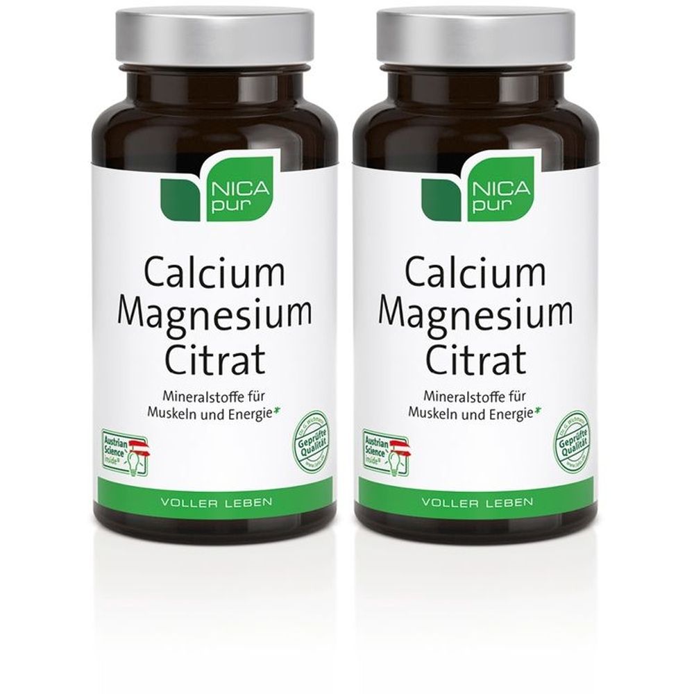 Zwei Flaschen mit weißem Etikett. Aufschrift: Calcium Magnesium Citrat. Marke: Nica Pur. Mineralstoffe für Muskeln und Energie. Mit Qualitätssiegel.