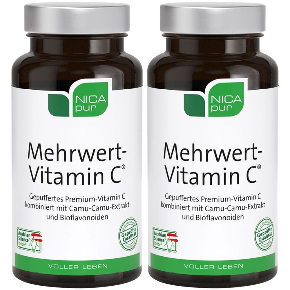 Zwei Flaschen mit Vitamin C Kapseln. Braune Glasflaschen mit silbernem Deckel und weißem Etikett. Aufschrift: Mehrwert-Vitamin C.