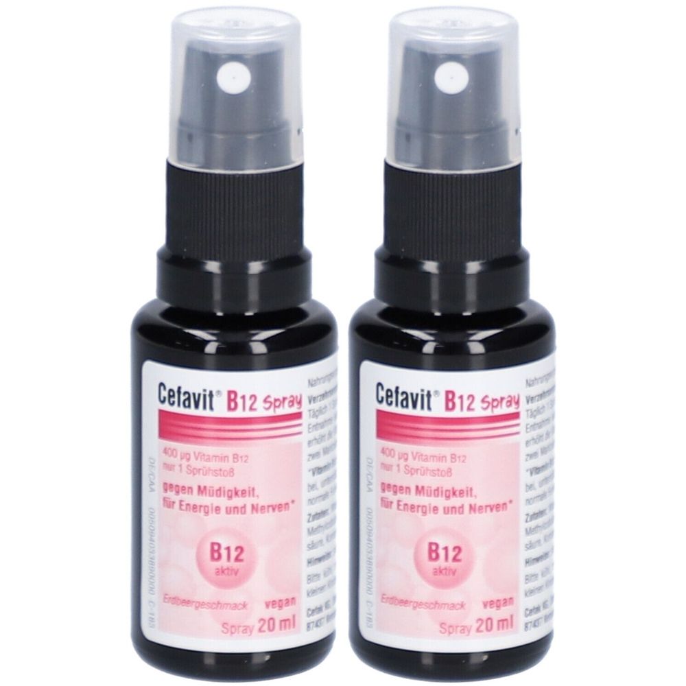 Zwei Sprühflaschen Cefavit B12. Schwarze Flaschen mit weißem Etikett und Sprühkopf. Aufschrift: B12 Spray, 20 ml.