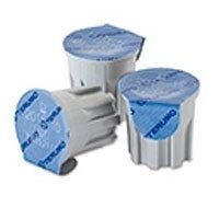 Drei weiße, zylinderförmige Behälter mit blauen Deckeln. Auf den Deckeln ist das Wort "TERUMO" zu sehen.