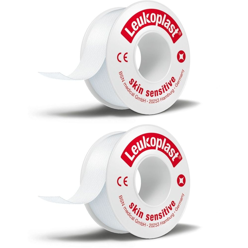 Zwei Rollen weißes Pflaster mit roter Aufschrift Leukoplast. Aufschrift: skin sensitive. CE-Zeichen.