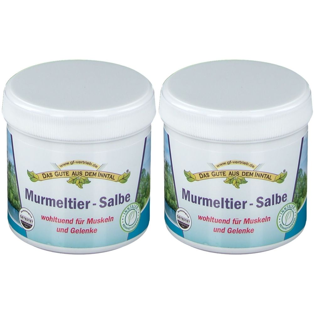 Zwei weiße Tiegel mit Deckel. Aufschrift: Murmeltier-Salbe, wohltuend für Muskeln und Gelenke. Logo: Das Gute aus dem Inntal.