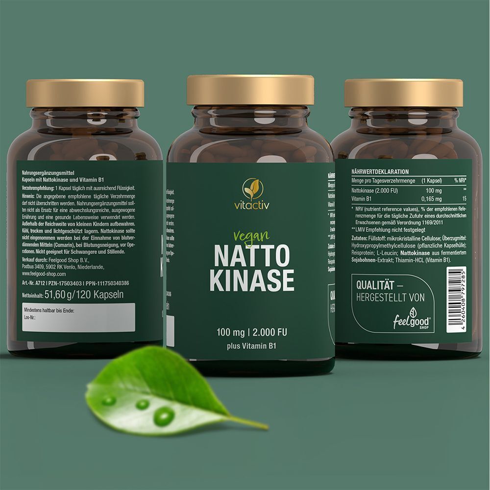 Drei Flaschen Vitacitv Nattokinase 100 mg plus Vitamin B1, eine davon mit detaillierter Rückseitenansicht.