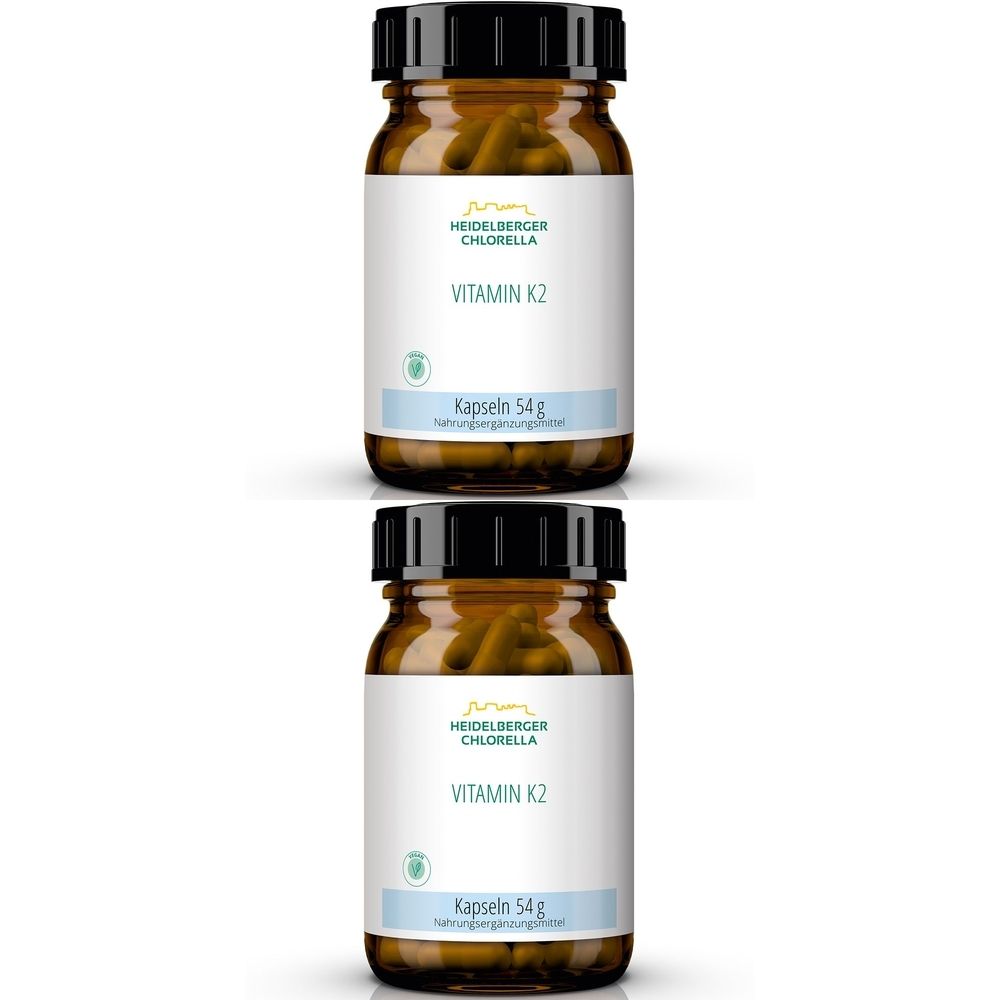 Zwei braune Glasflaschen mit schwarzen Deckeln. Auf den Etiketten steht "Heidelberger Chlorella Vitamin K2".