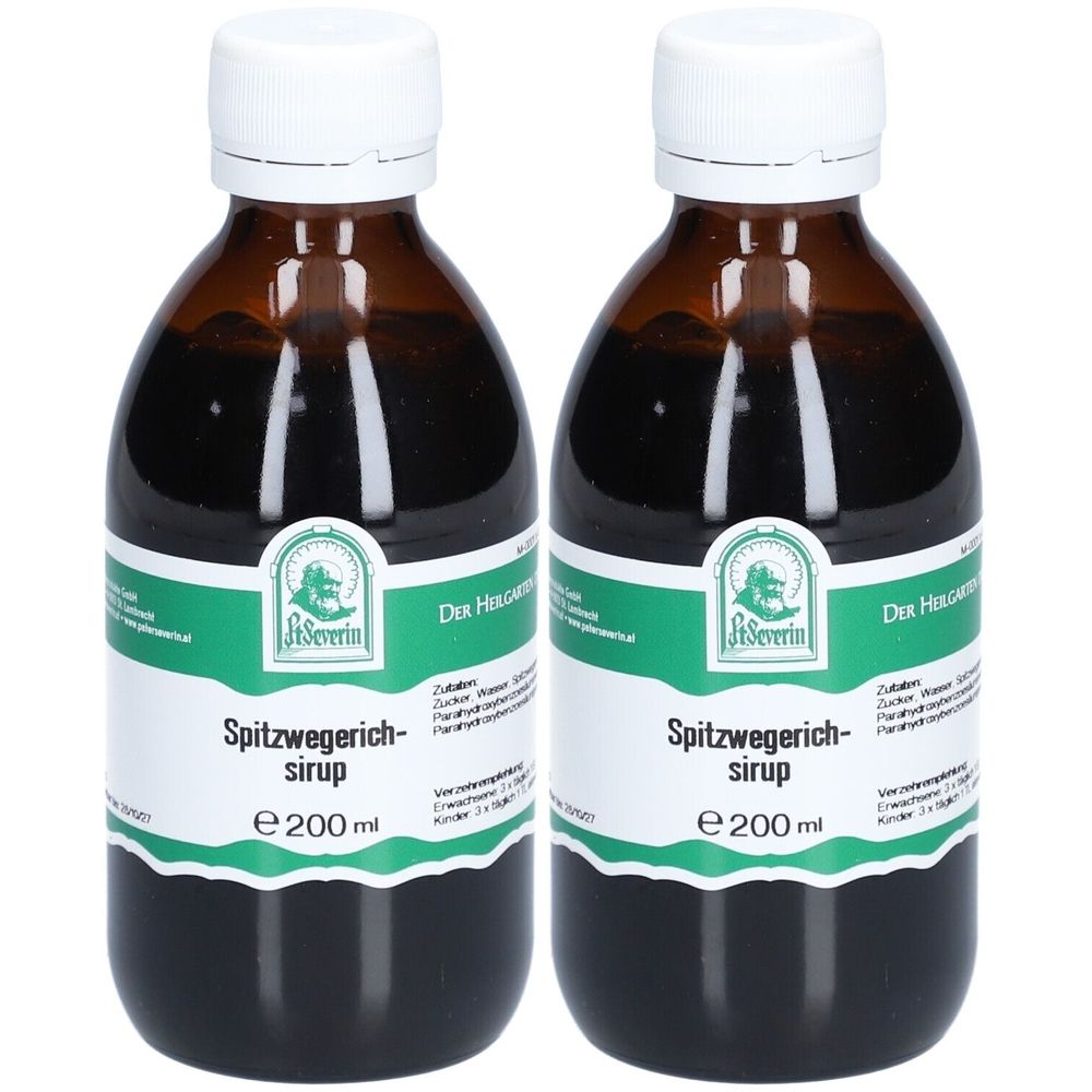 Zwei braune Glasflaschen mit weißem Deckel. Auf dem Etikett steht "Spitzwegerichsirup" und "e 200 ml". Das Logo zeigt ein grünes Emblem.