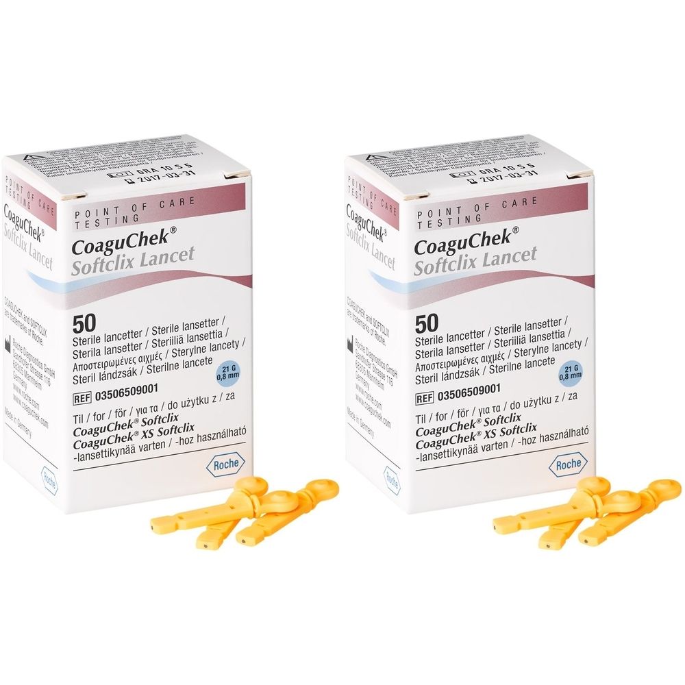 Zwei Schachteln CoaguChek Softclix Lancet mit 50 sterilen Lanzetten. Gelbe Lanzetten liegen daneben. Aufdrucke: CoaguChek, Roche.