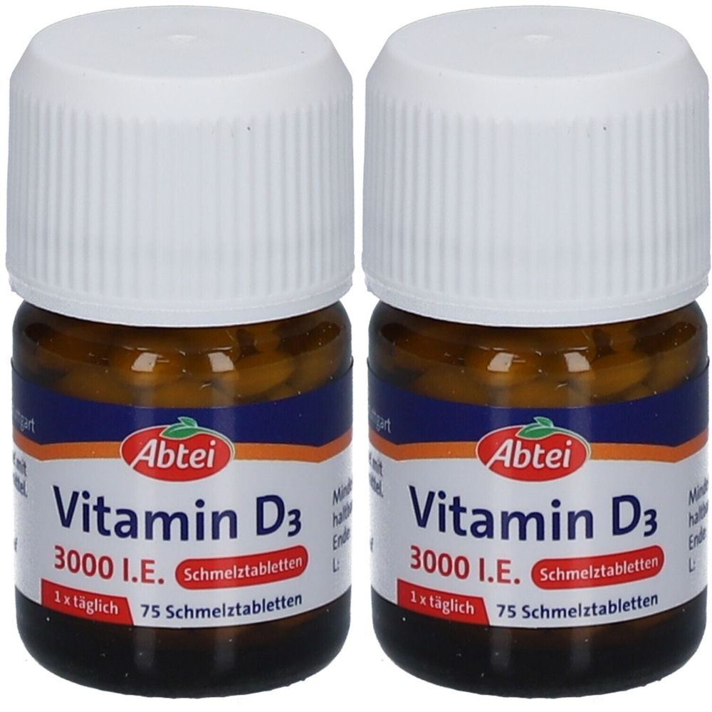 Zwei Flaschen Abtei Vitamin D3 3000 I.E. Schmelztabletten. Braune Glasflaschen mit weißem Deckel. Aufschrift: 75 Schmelztabletten.