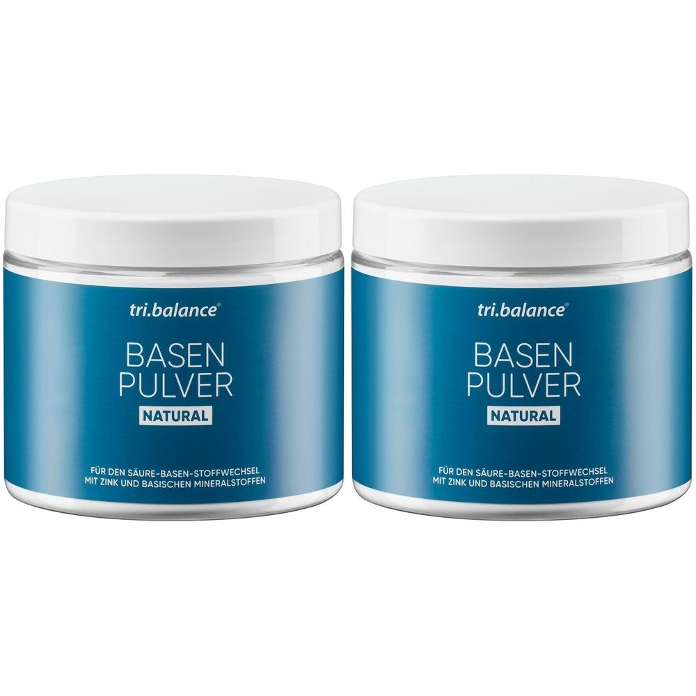 Zwei weiße Dosen mit blauem Etikett. Aufschrift: tri.balance BASEN PULVER NATURAL. Text darunter: FÜR DEN SÄURE-BASEN-STOFFWECHSEL MIT ZINK UND BASISCHEN MINERALSTOFFEN.