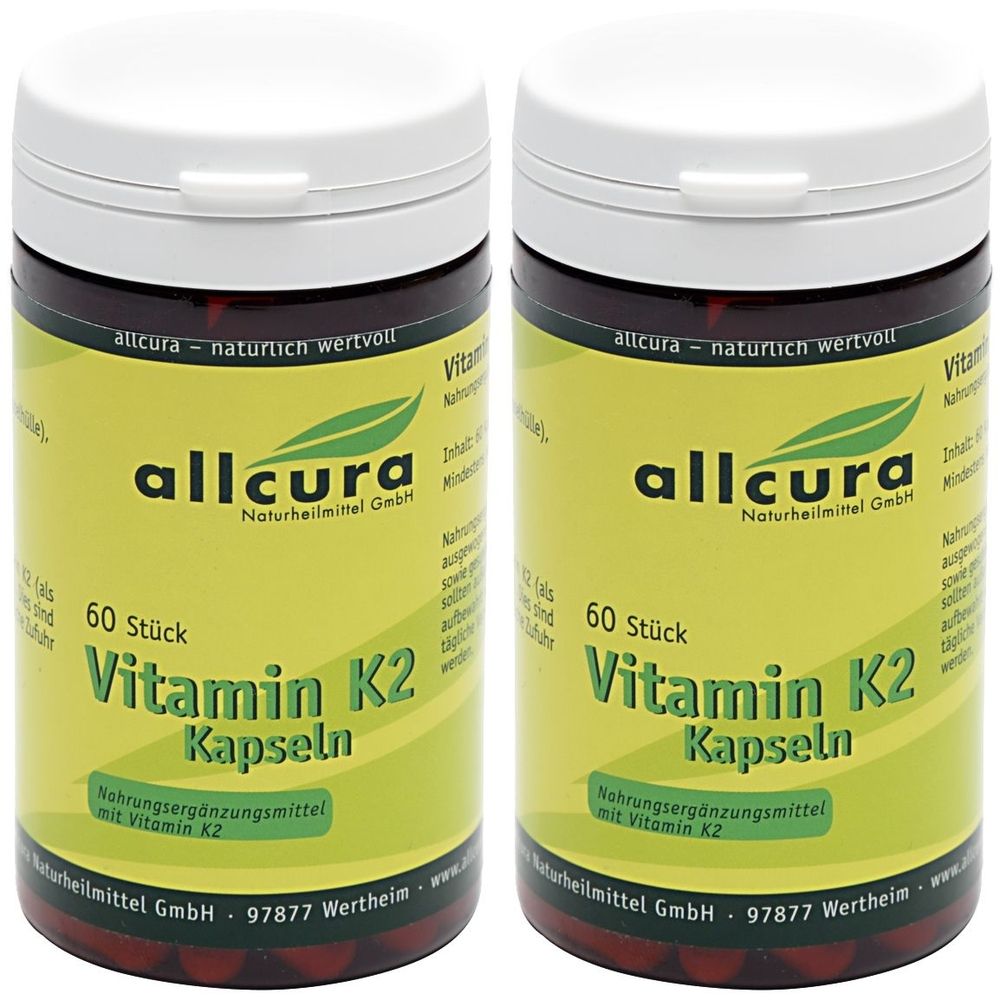 Zwei Flaschen Vitamin K2 Kapseln. Aufschrift: allcura, 60 Stück, Vitamin K2 Kapseln. Nahrungsergänzungsmittel mit Vitamin K2. Weiße Deckel.