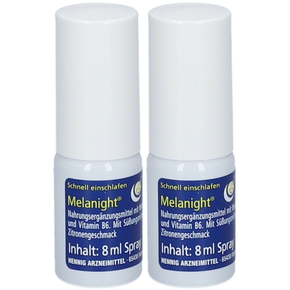 Zwei weiße Sprühflaschen mit blauen Etiketten. Aufschrift: Melanight, Nahrungsergänzungsmittel, 8 ml Spray.
